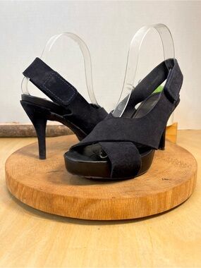 Pedro Garcia Libby sandals feature a navy suede crisscross upper size 37.5